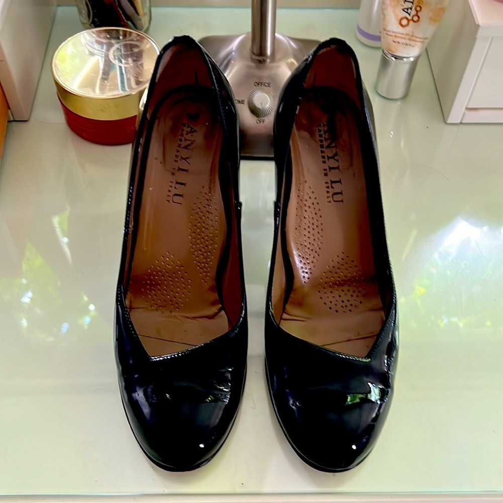 Anti Liu black patent leather round toe pumps